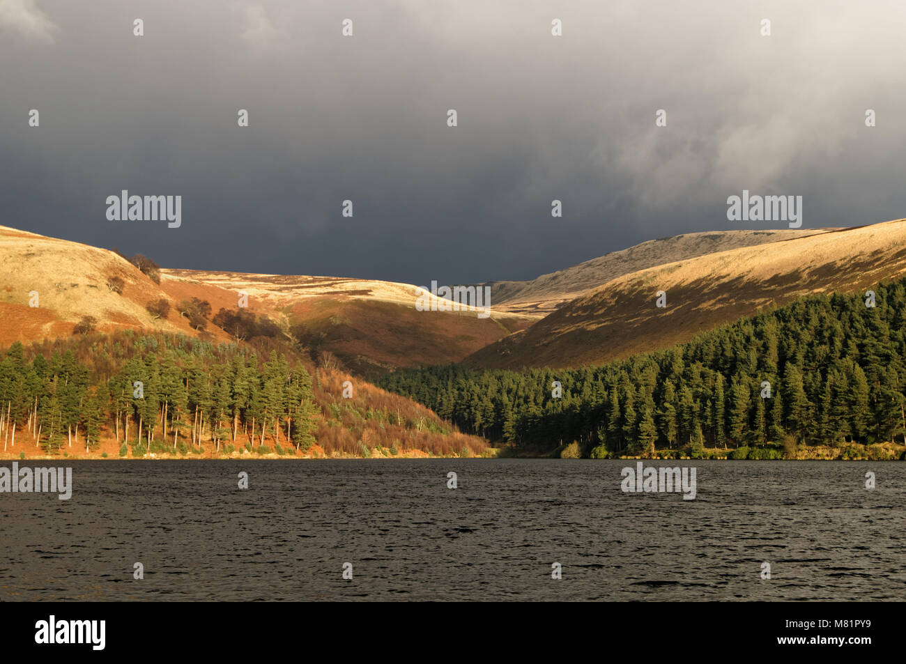 Großbritannien, Derbyshire, Peak District, Sturm über Howden Reservoir. Stockfoto