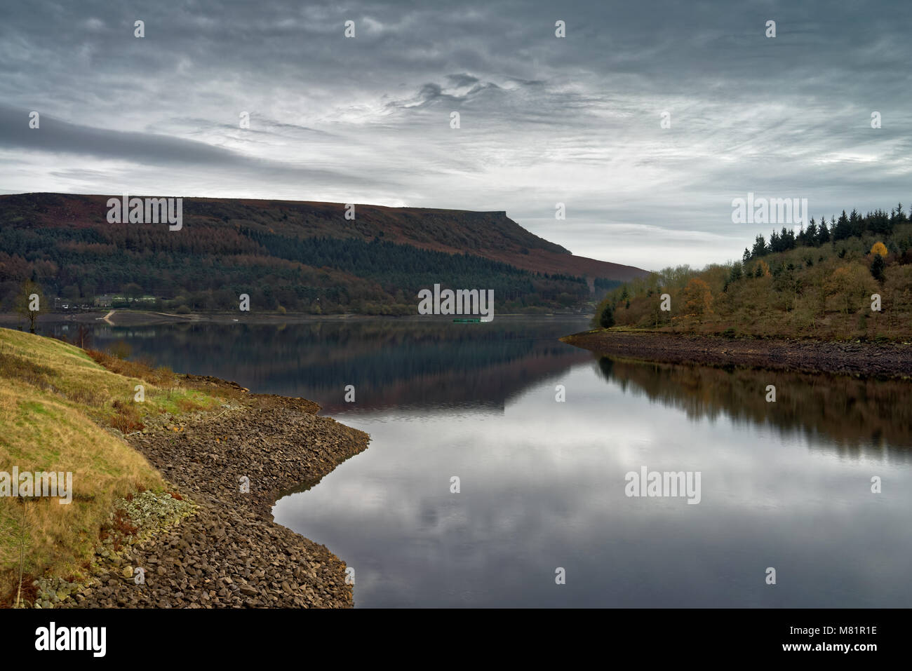 Großbritannien, Derbyshire, Peak District, Ladybower Reservoir mit Blick auf Bamford Edge. Stockfoto