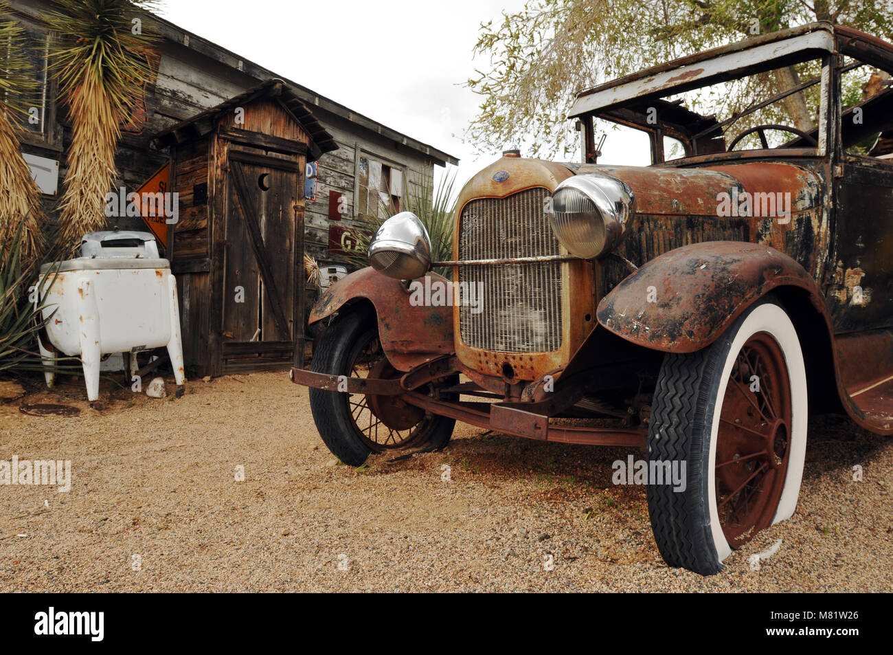 Ein Nebengebäude und einem rostigen Ford Automobile sind Teil des Display an der Hackberry General Store in Arizona, eine Route 66 Wahrzeichen. Stockfoto