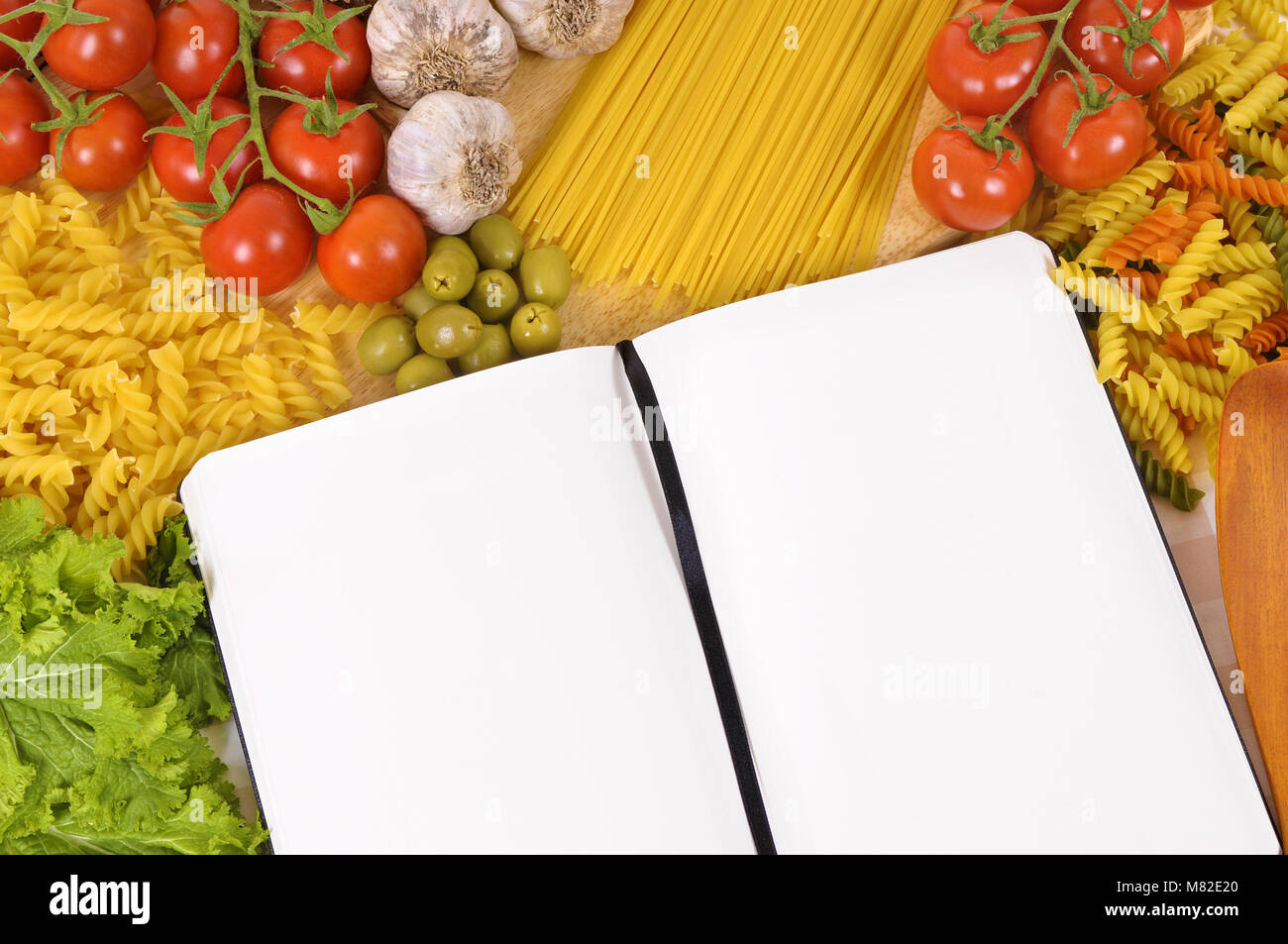 Die Auswahl an italienischen Spaghetti und Pasta mit leeren Rezeptbuch oder Kochbuch. Platz für Kopieren. Stockfoto