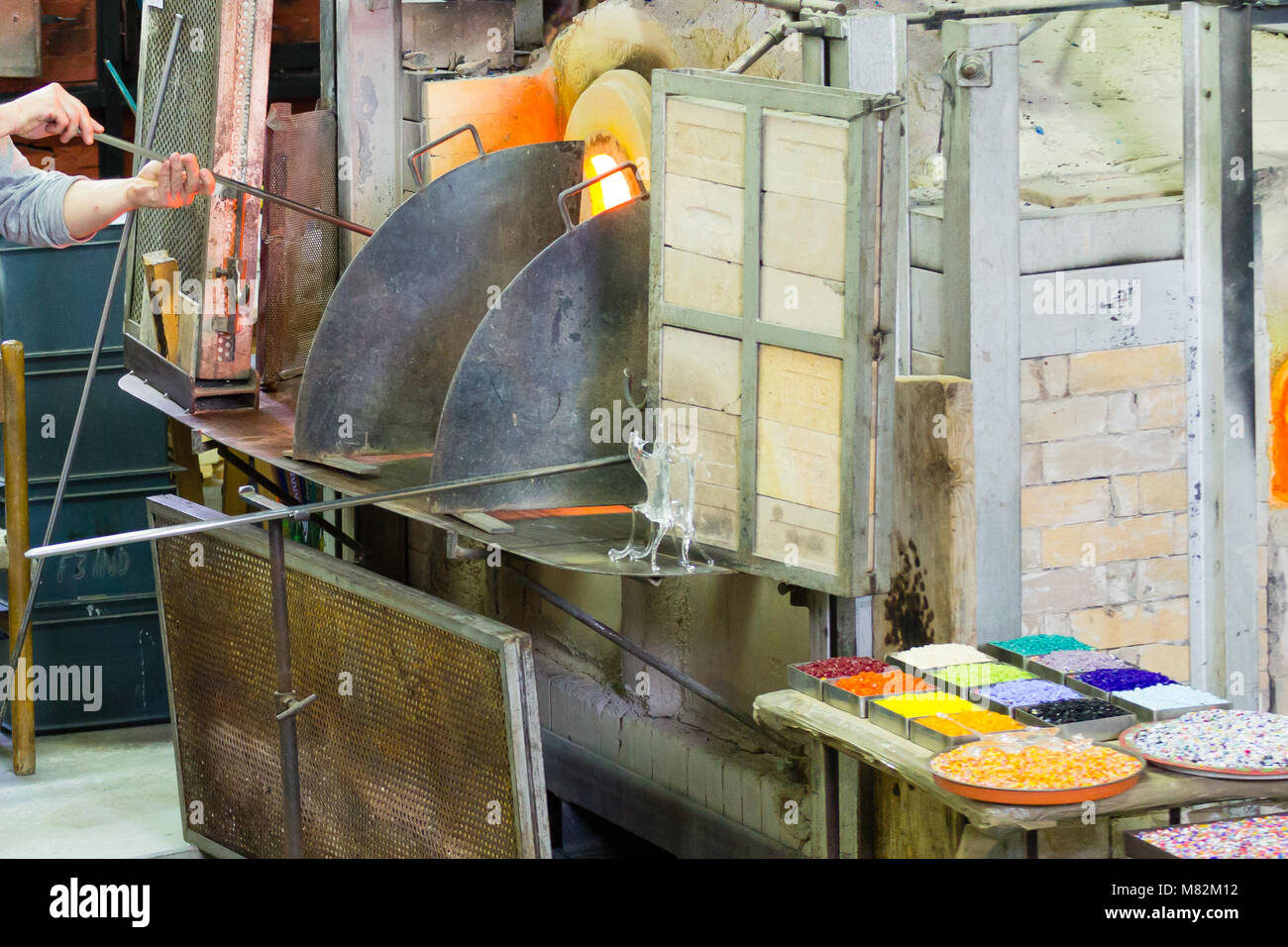 Handwerkskunst aus Glas. Glas Ofen Ausblick, Murano-Venedig, Italien. Stockfoto