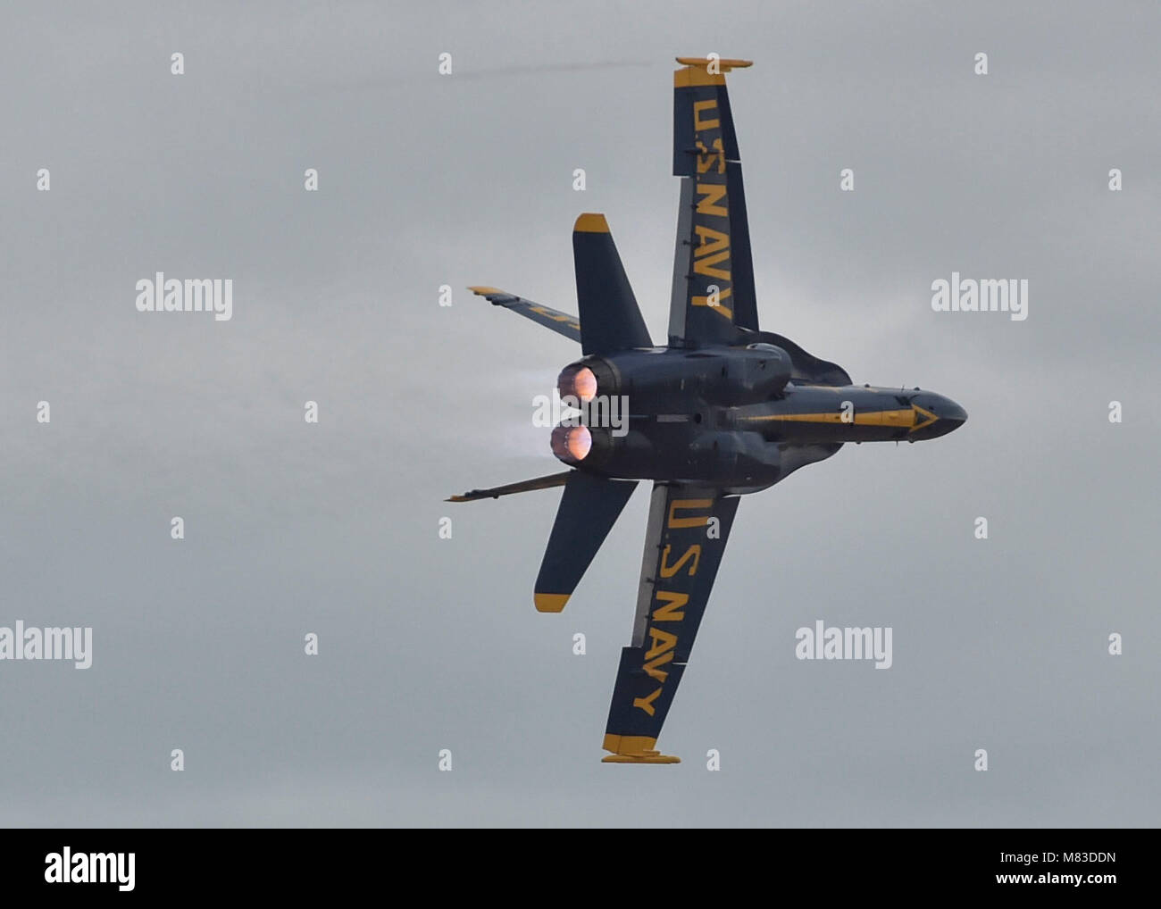 180310-N-ZC 358-131 NAF EL Centro, Kalifornien (10. März 2018) Blue Angels Lead solo Pilot, Lieutenant Tyler Davies, führt ein Minimum Radius Drehen während der NAF El Centro 2018 Air Show. Der Blaue Engel sind geplant mehr als 60 Demonstrationen an mehr als 30 Standorten in den USA im Jahr 2018 durchzuführen. (U.S. Marine Foto von Mass Communication Specialist 2. Klasse Jess Grau/Freigegeben) Stockfoto