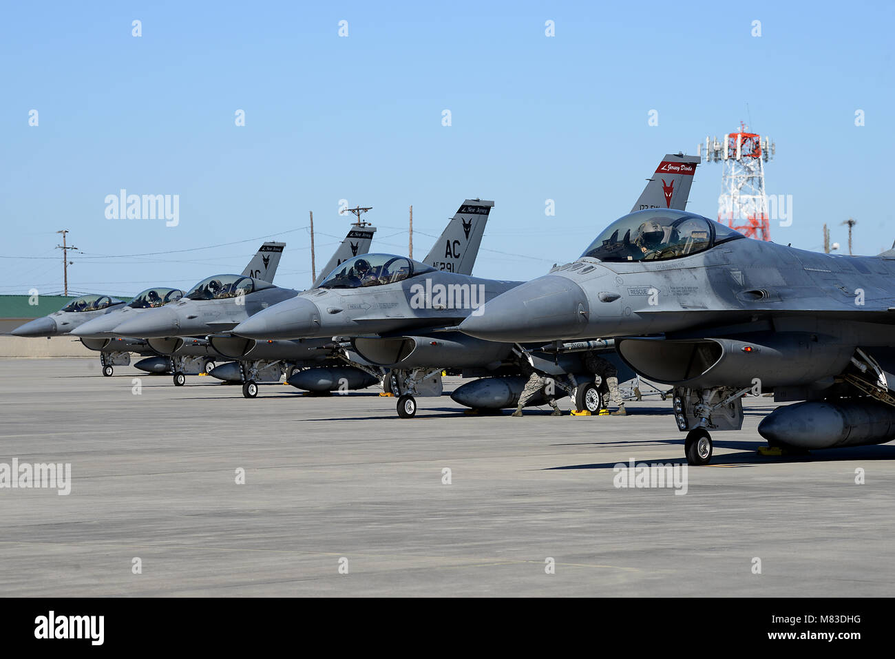 Us Air Force Piloten mit der 177th Fighter Wing, New Jersey Air National Guard, die F-16C Fighting Falcons für Flüge in die Luft Dominanz in Savannah, Georgia, 7. März 2018 vorzubereiten. Die 177Th FW an einem Luft-zu-Luft-training Air Combat Fähigkeiten zu schärfen und mehrere Schulungen Upgrades zu erreichen. (U.S. Air National Guard Foto von älteren Flieger Cristina J. Allen) Stockfoto