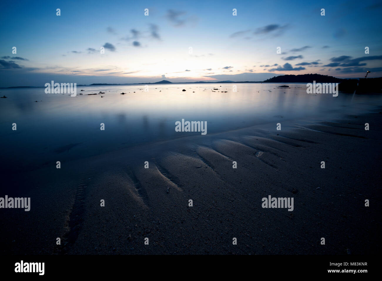 Lange Belichtung Foto der Strand von Cempedak Private Insel, Bintan Regency, Riau Inseln, Indonesien, während der Blauen Stunde Stockfoto
