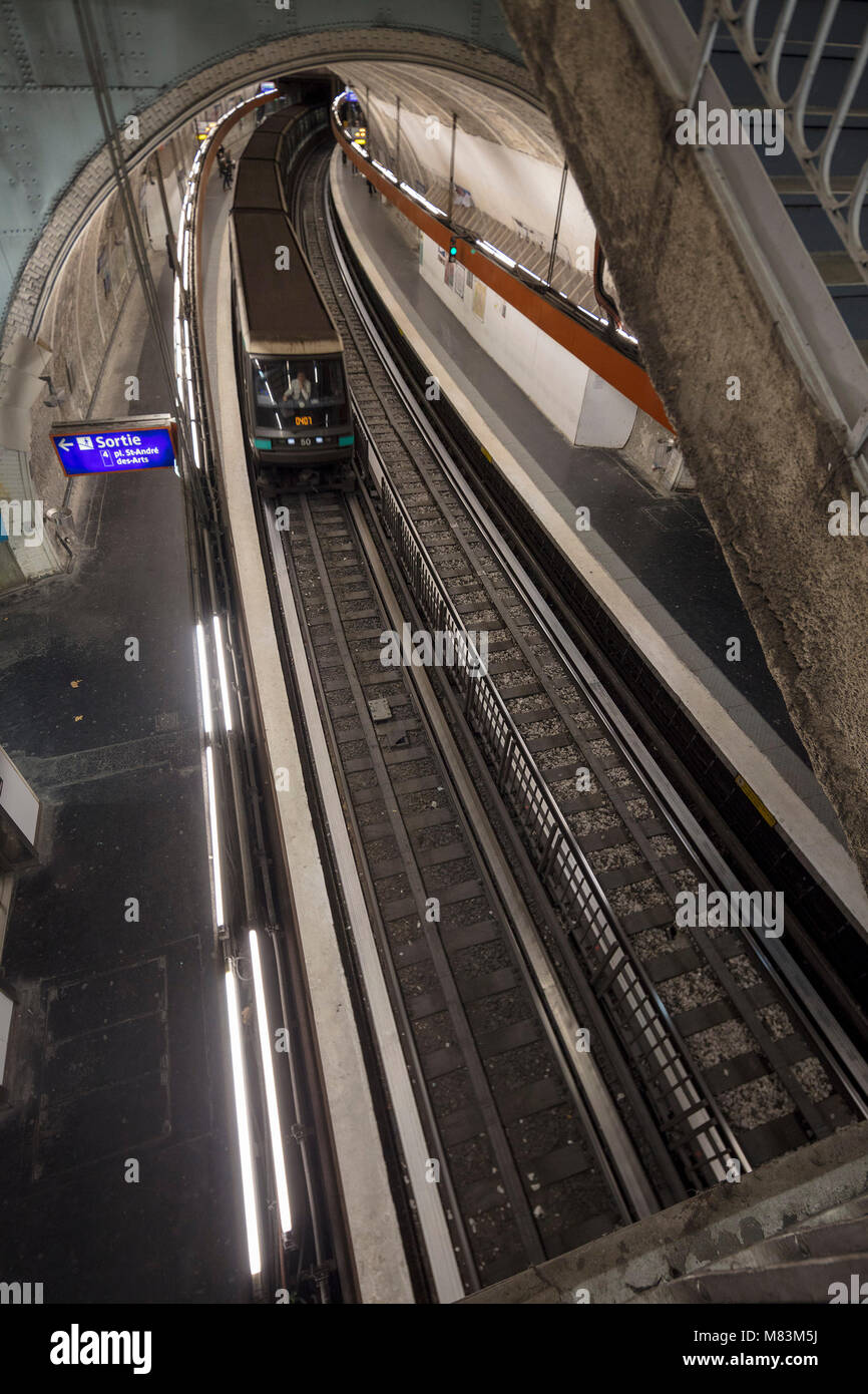 Zug Ankunft am U-Bahnhof Saint-Michel, Paris, Frankreich Stockfoto