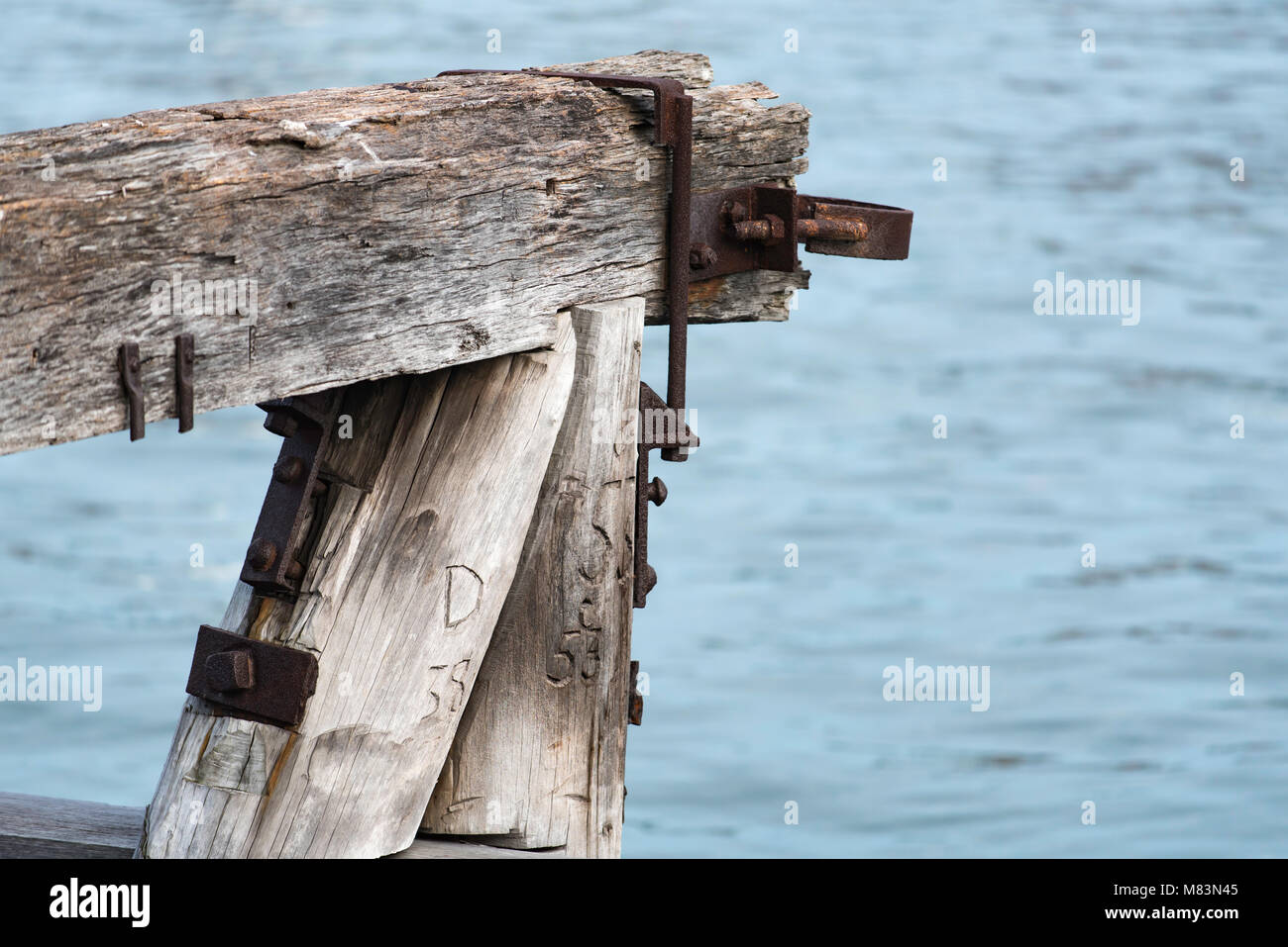 Alte, verwitterte Werfthölzer mit geschnitzten Zahlen in Johnstons Bay, Sydney, New South Wales, Australien Stockfoto