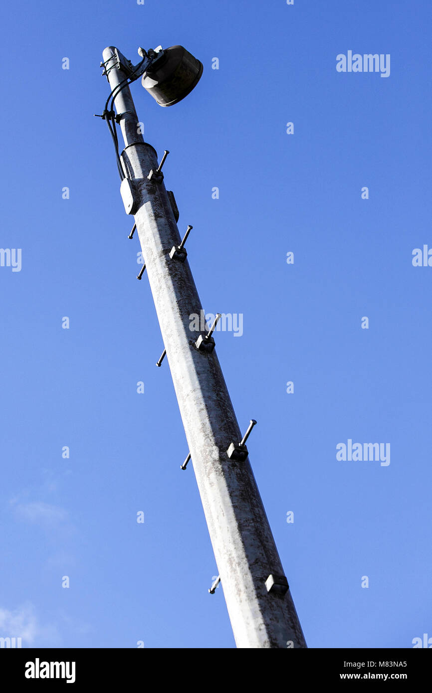 Telekommunikation Mast in Shropshire Dorf Acton Burnell gelegen. Stockfoto