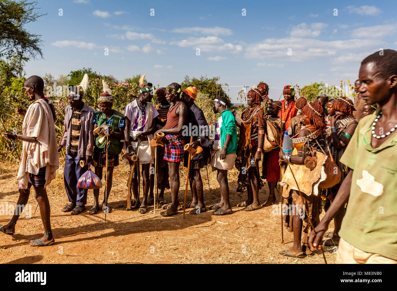 Hamar Menschen ankommen in einen Stier springen Zeremonie, Dimeka, Omo Valley, Äthiopien Stockfoto