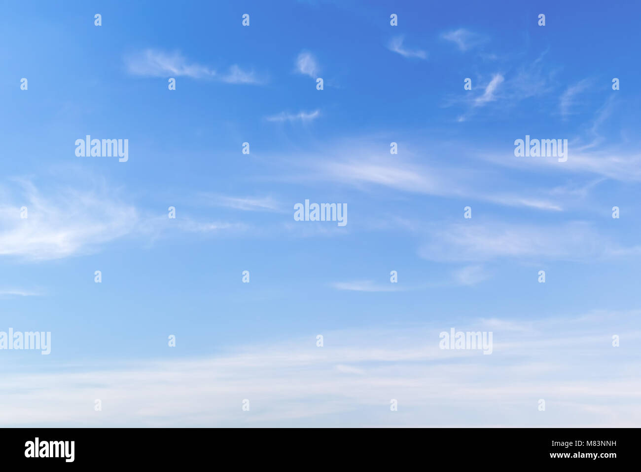 Blauer Himmel mit weißen Wolken, windig, Tag Stockfoto
