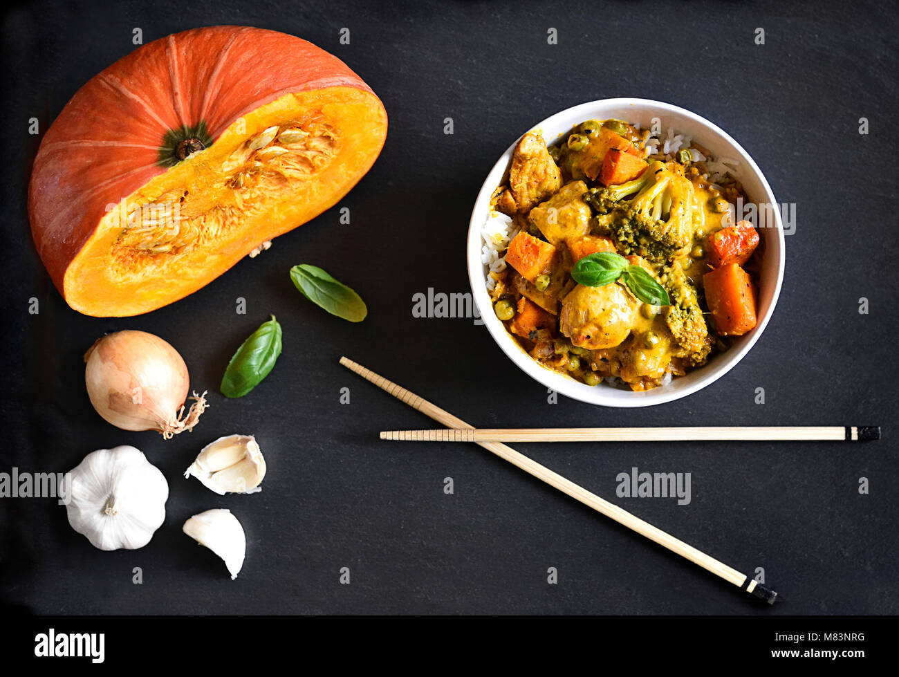 Thai Curry oder Chicken Curry. Mahlzeit in einer weißen Schüssel, asiatische Küche mit Stäbchen. hohe Blickwinkel betrachten. Stockfoto