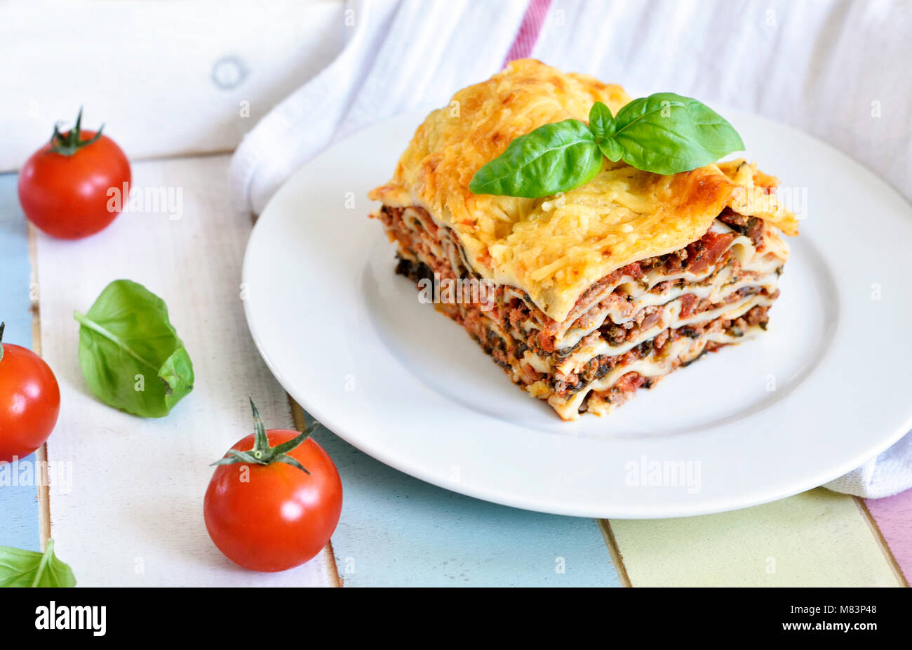 Frisches Fleisch Lasagne bolognese, Lasagne, Pasta Teller auf einen Holztisch mit dekorativen Basil leaf. Italienische Küche. Stockfoto