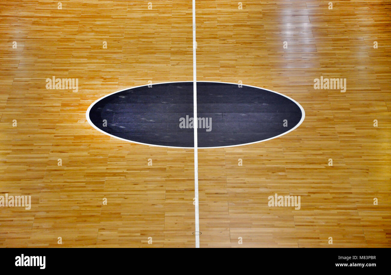Hintergrund der Holzboden Basketballplatz. Zentrum Kreis Stockfoto