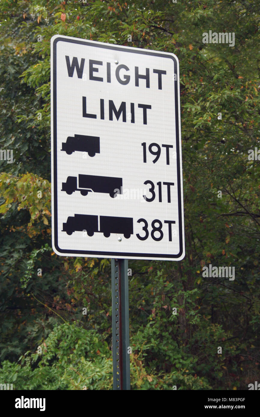 Ein Lkw Gewichtsgrenze Zeichen gegen Bäume Stockfoto