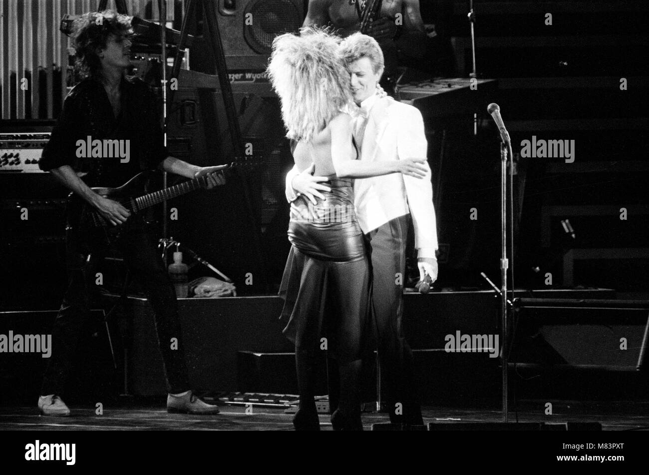 David Bowie und Tina Turner zusammen auf der Bühne am Birmingham NEC. Das Konzert ist Teil der Tina Turner Private Dancer Tour. David Bowie ihr kam spät am im Duett auf 2 von seinen eigenen Songs 'Heute Abend' und 'Let's Dance'. Bild 23. März 1985 Stockfoto