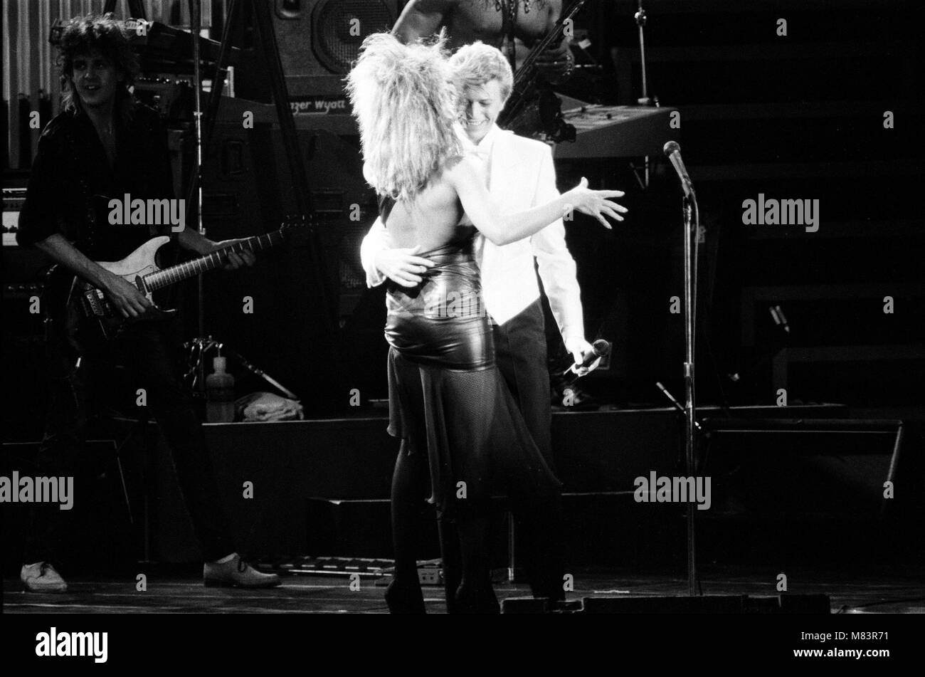 David Bowie und Tina Turner zusammen auf der Bühne am Birmingham NEC. Das Konzert ist Teil der Tina Turner Private Dancer Tour. David Bowie ihr kam spät am im Duett auf 2 von seinen eigenen Songs 'Heute Abend' und 'Let's Dance'. Bild 23. März 1985 Stockfoto