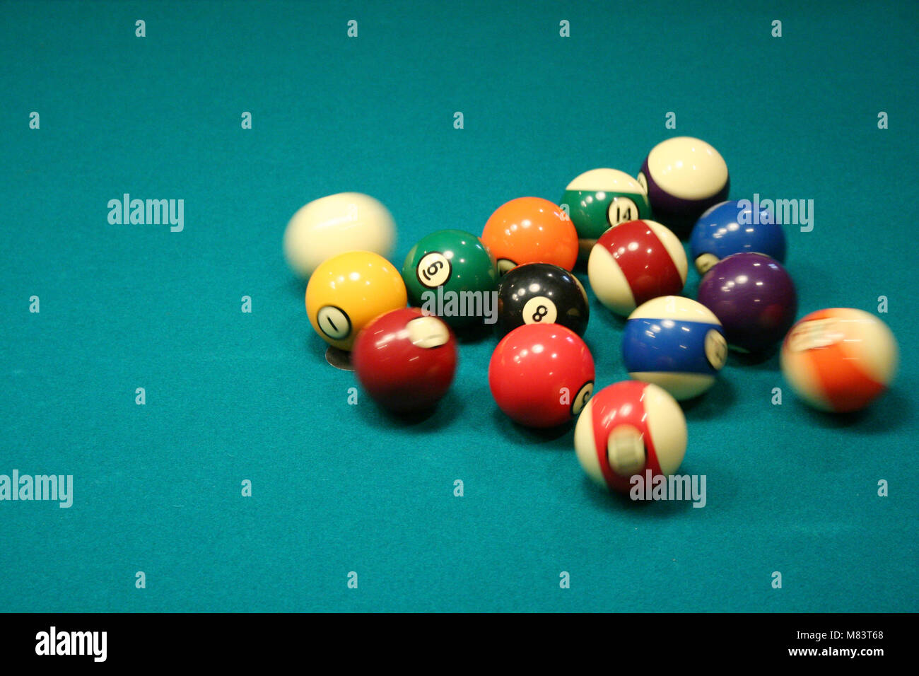 8 Ball auf grün Pool Tisch gebrochen Stockfoto