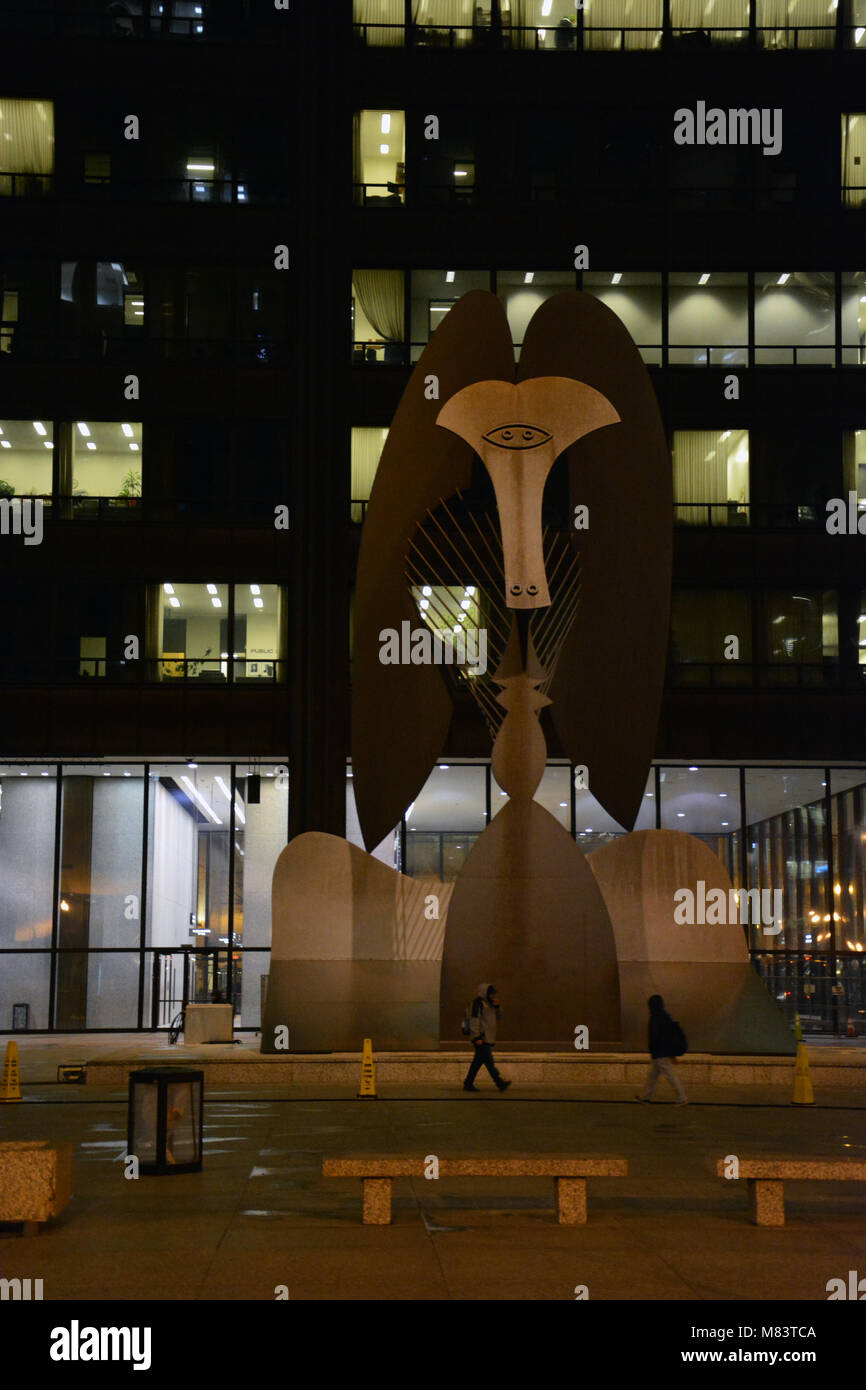 Chicago's Iconic Picasso Skulptur in Daley Plaza in der Nacht. Stockfoto