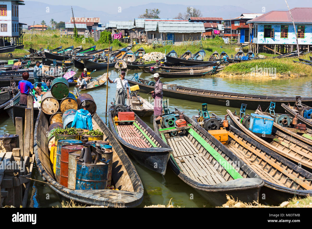 Langboote besuchen Sie Nam Pan 5 Tage Markt, Inle See, Shan Staat, Myanmar (Birma), Asien im Februar Stockfoto