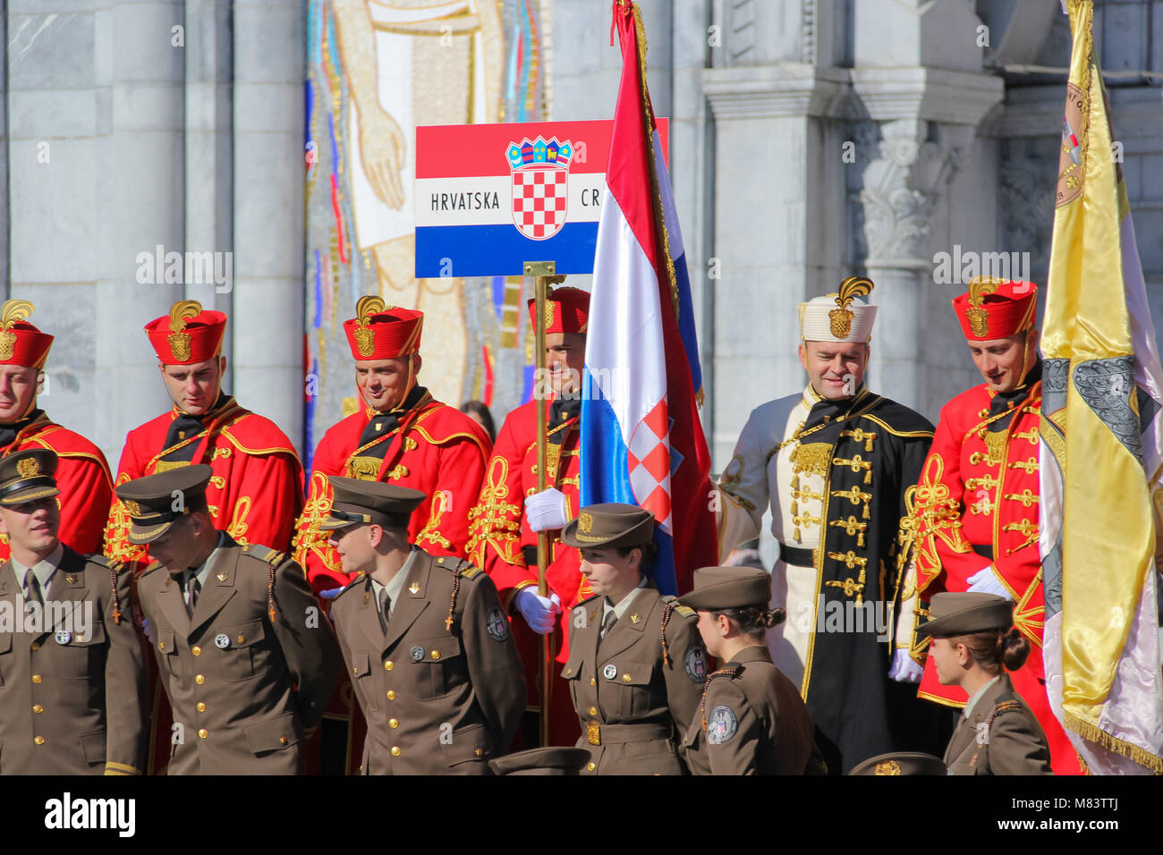 Lourdes, Frankreich - 05.15.2014: kroatische Soldaten an militärischen Wallfahrt in Lourdes, Frankreich. Stockfoto