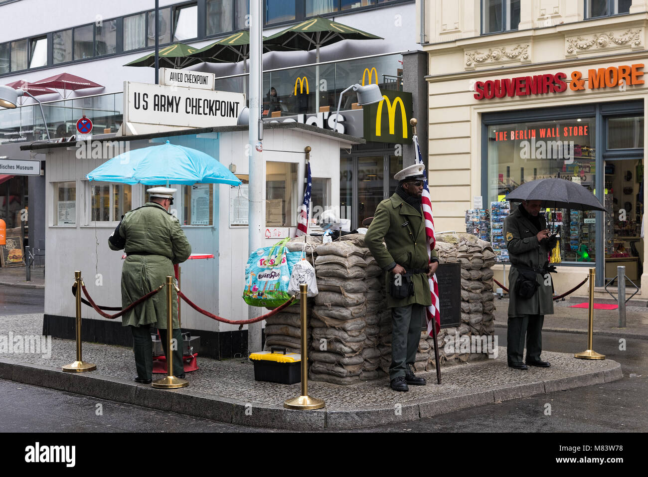 Männer tragen amerikanische militärische Uniformen stehen am berühmten Checkpoint Charlie am 15. April 2017 in Berlin, Deutschland. Stockfoto