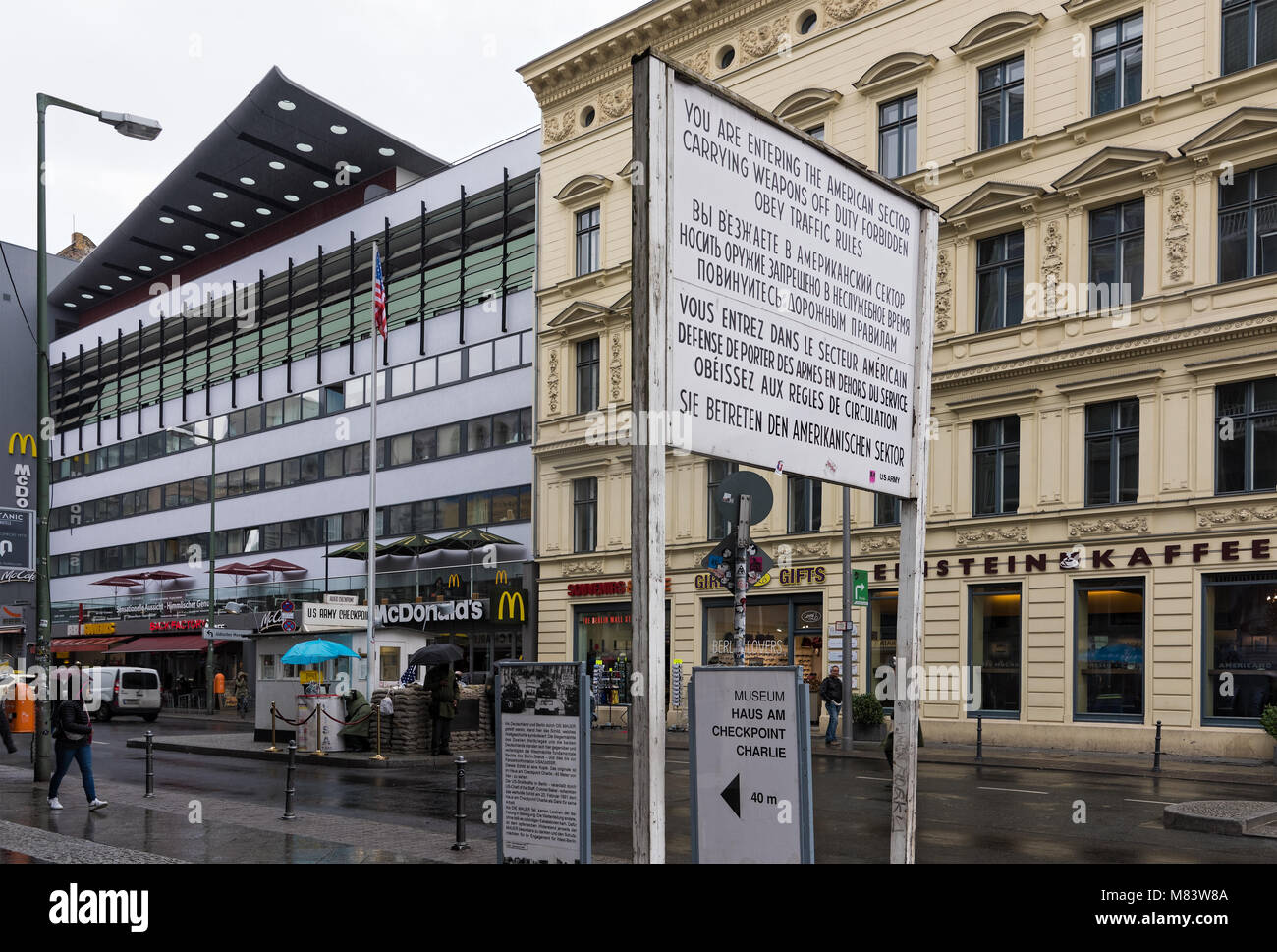 Blick auf den berühmten Checkpoint Charlie am 15. April 2017 in Berlin, Deutschland. Stockfoto