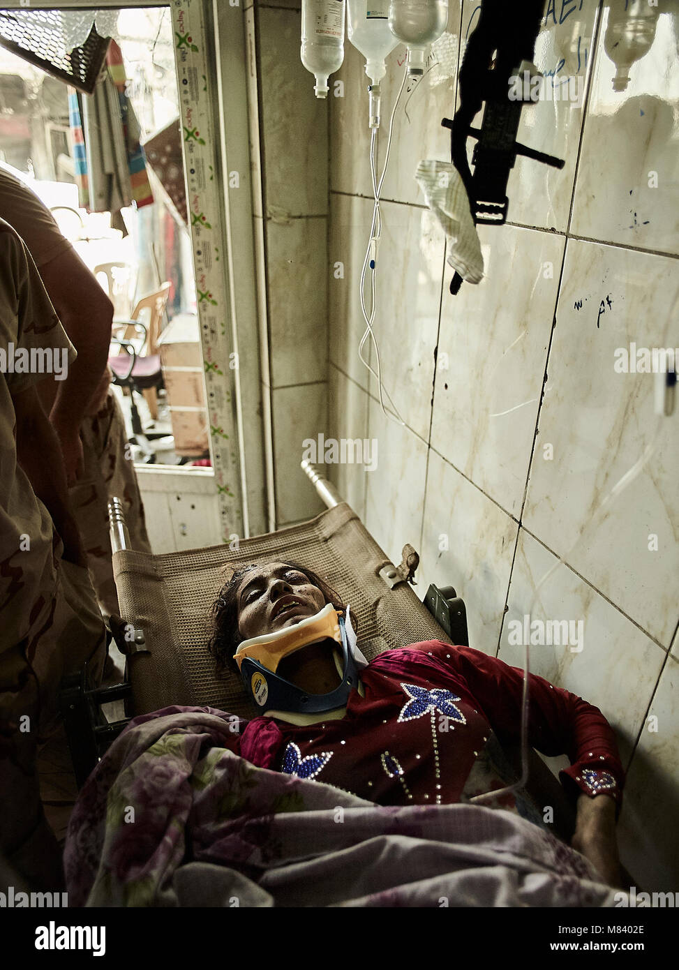 Eine Frau gewinnt bei einer frontline Feldlazarett nach Verbrennungen von einem artilleriebeschuss. Die Stadt Mosul im Nordirak hat unter islamischen Staat militanten wurde für 3 Jahre, seit Juni 2014. Im Juli 2017 die Streitkräfte der Koalition geführt von der irakischen Armee hat endlich befreit die Stadt aus der Hand von Terroristen. Stockfoto
