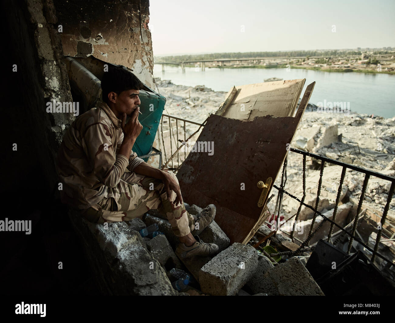 Eine irakische Soldaten sieht, die in den letzten Frontlinie entlang des Tigris. Die Stadt Mosul im Nordirak hat unter islamischen Staat militanten wurde für 3 Jahre, seit Juni 2014. Im Juli 2017 die Streitkräfte der Koalition geführt von der irakischen Armee hat endlich befreit die Stadt aus der Hand von Terroristen. Stockfoto