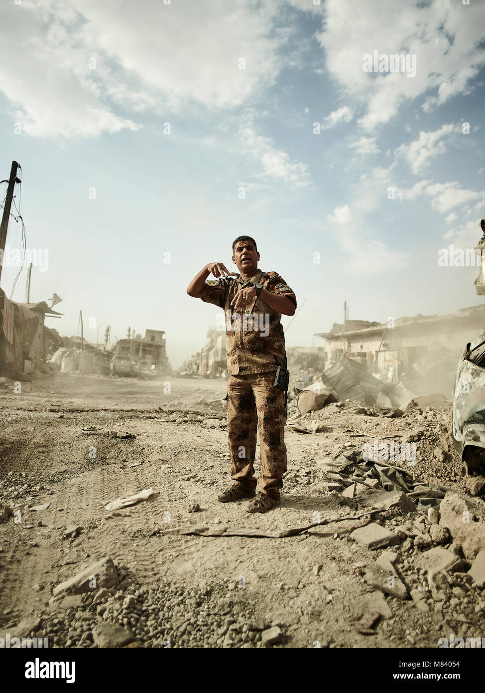 Große Ahmad der Irakischen Special Forces Aufträge eine Planierraupe die Straßen für Rettungsfahrzeuge zu löschen. Die Stadt Mosul im Nordirak hat unter islamischen Staat militanten wurde für 3 Jahre, seit Juni 2014. Im Juli 2017 die Streitkräfte der Koalition geführt von der irakischen Armee hat endlich befreit die Stadt aus der Hand von Terroristen. Stockfoto