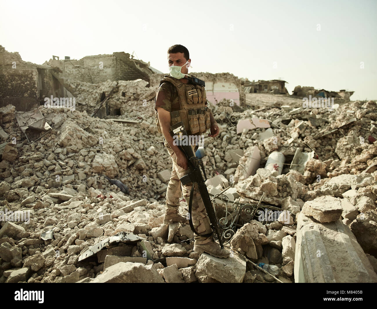 Ein irakischer Soldat steht in der Krater von einem Luftangriff in der Nähe des Tigris. Die Stadt Mosul im Nordirak hat unter islamischen Staat militanten wurde für 3 Jahre, seit Juni 2014. Im Juli 2017 die Streitkräfte der Koalition geführt von der irakischen Armee hat endlich befreit die Stadt aus der Hand von Terroristen. Stockfoto