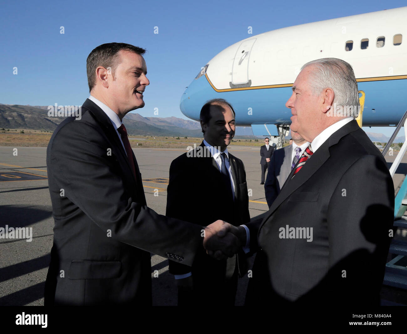 Sekretär Tillerson wird durch Kostenlos d'Affaires Tom Cooney bei der Ankunft in Bariloche begrüßt Stockfoto