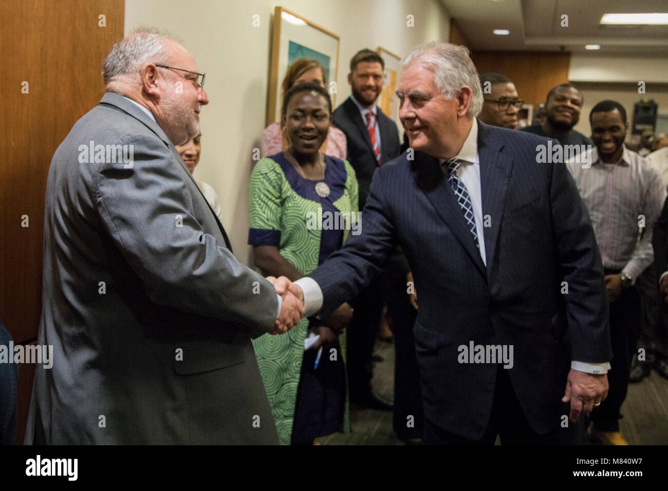 Sekretär Tillerson schüttelt Hände mit USAID Nigeria Country Director Haykin Stockfoto