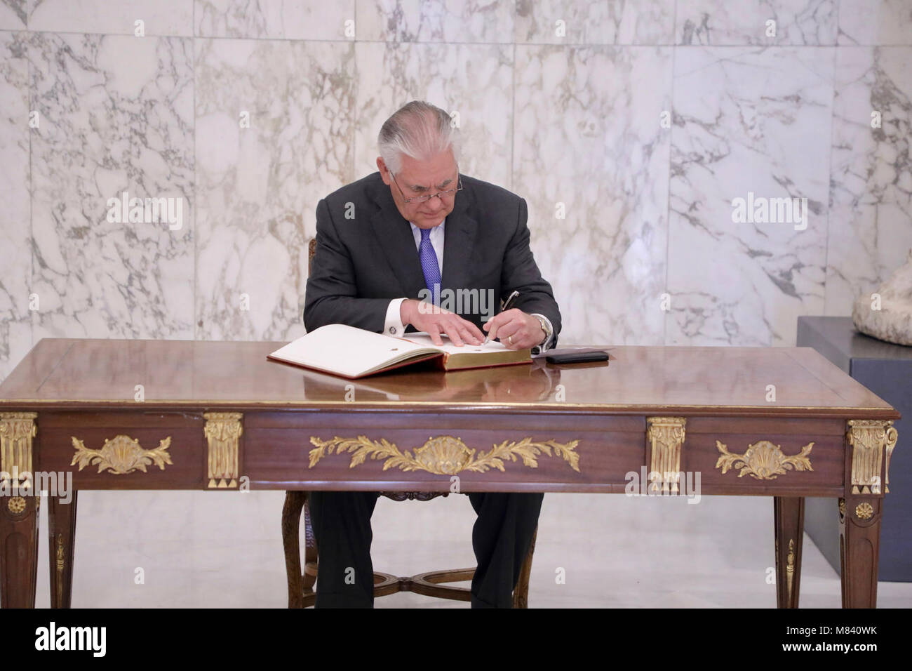 Sekretär Tillerson Schilder die Besucher Gästebuch bei der baabda Presidential Palace Stockfoto
