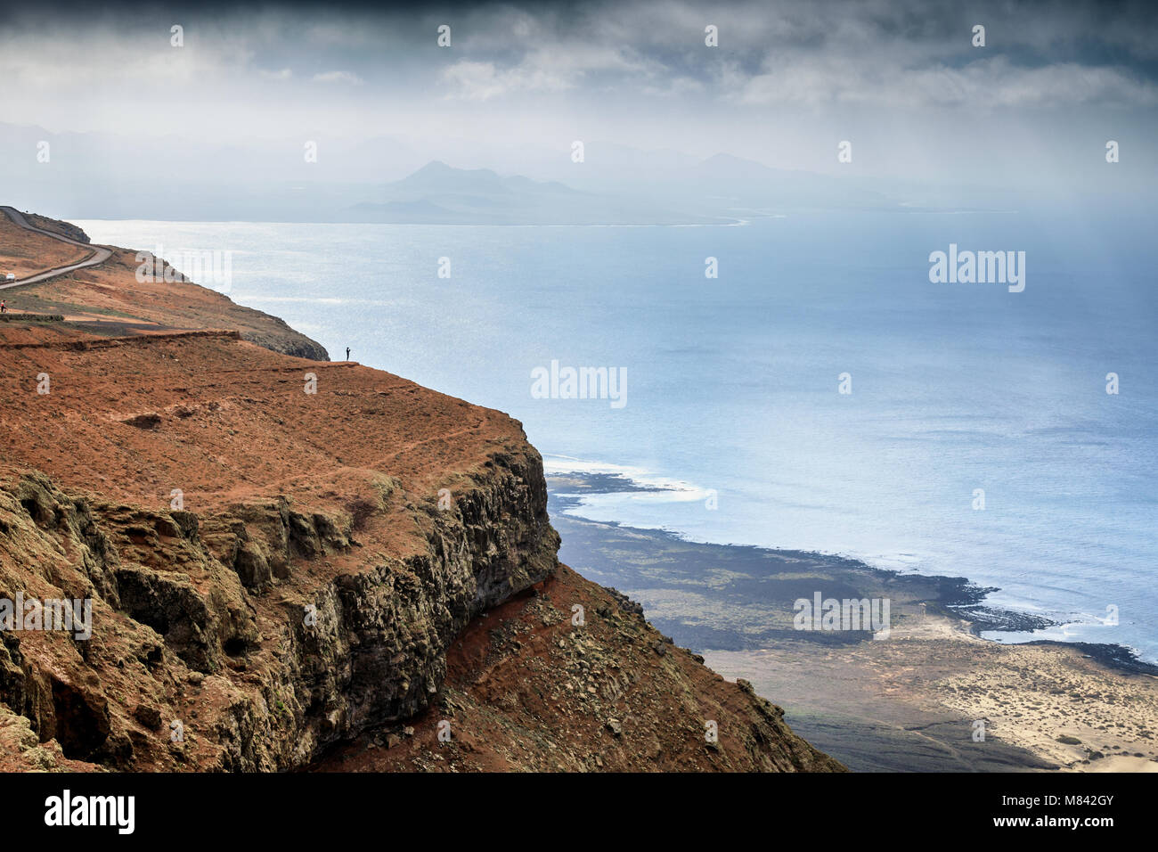 Mirador del Río ist ein Aussichtspunkt auf einem etwa 475 Meter hohen Böschung genannt Batería del Río auf Lanzarote, Kanarische Inseln, Spanien Stockfoto
