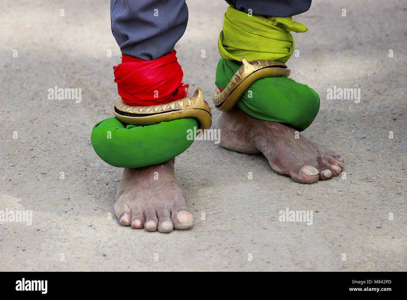 Messing Armreifen auf die Füße. Pandharpur Festival Stockfoto