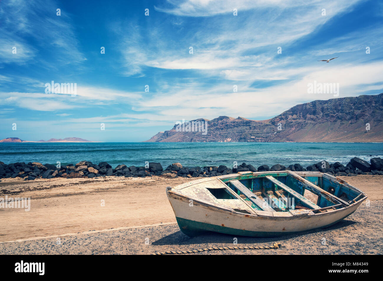 Alte bunte Fischerboot, Atlantischen Ozean im Hintergrund, Lanzarote, Kanarische Inseln, Spanien Stockfoto