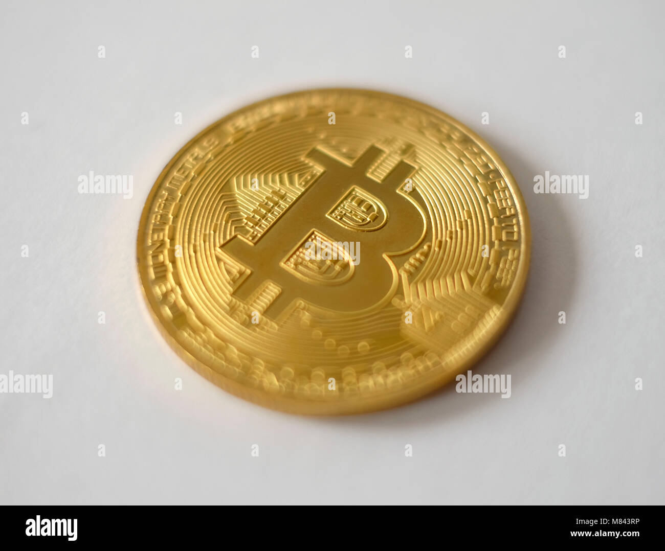 Bitcoin token Münze aus Schnitt auf weißem Hintergrund Stockfotografie -  Alamy