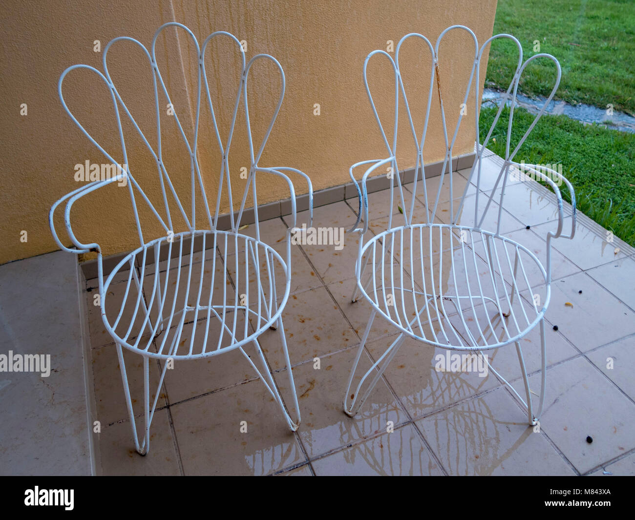 Weißer Draht Stühlen im Freien Stockfoto
