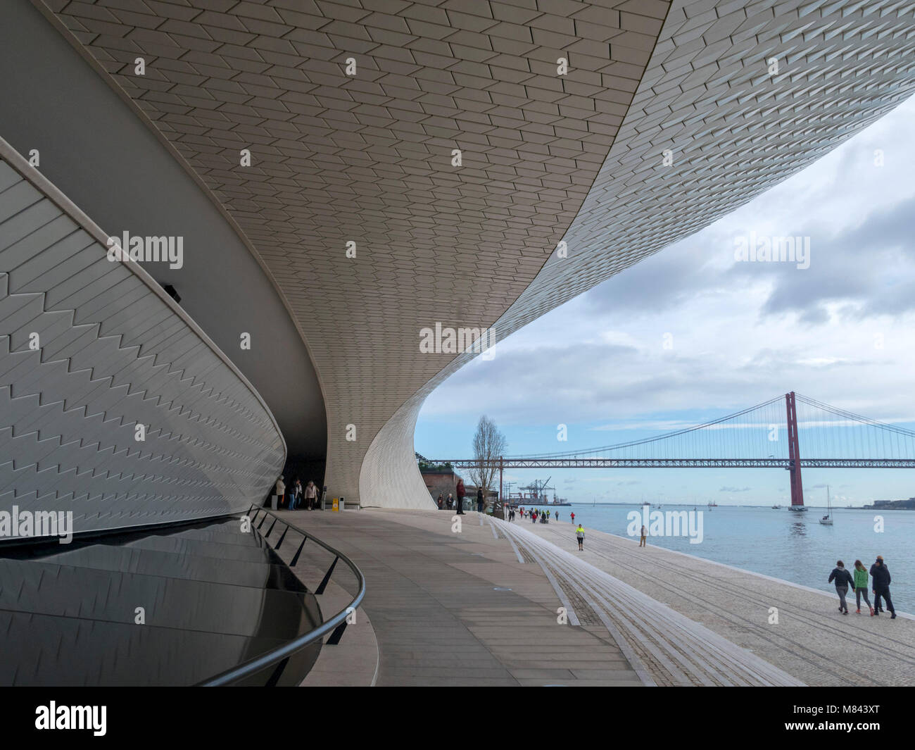 MAAT Museum für Kunst, Architektur und Technologie von Architekt Amanda Levent, den Fluss Tejo und die Brücke "25 de Abril", Lissabon, Portugal, Europa Stockfoto