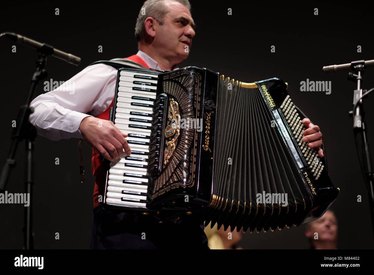 Man spielt eine Klavier Akkordeon Stockfoto