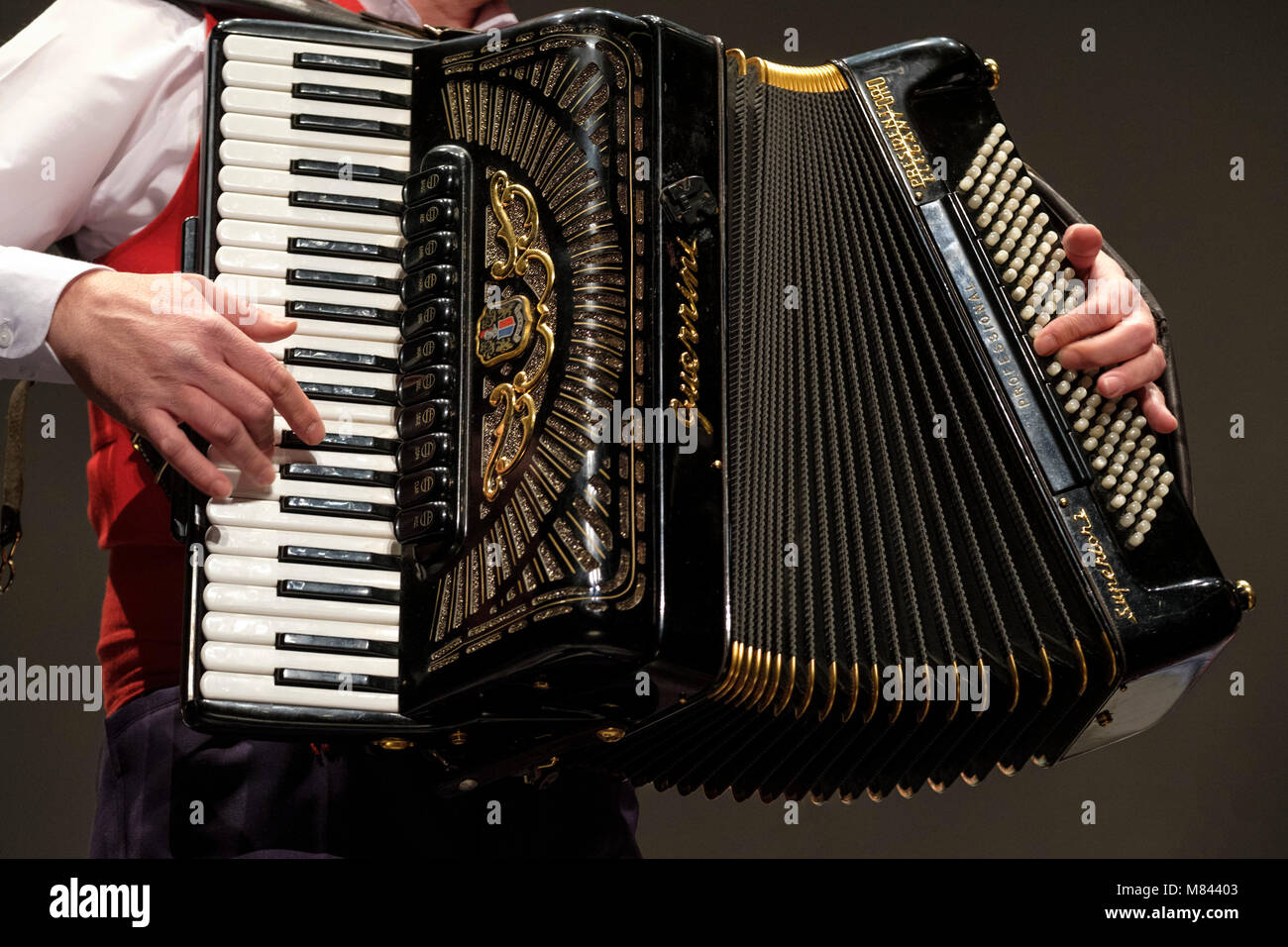 Man spielt eine Klavier Akkordeon Stockfoto