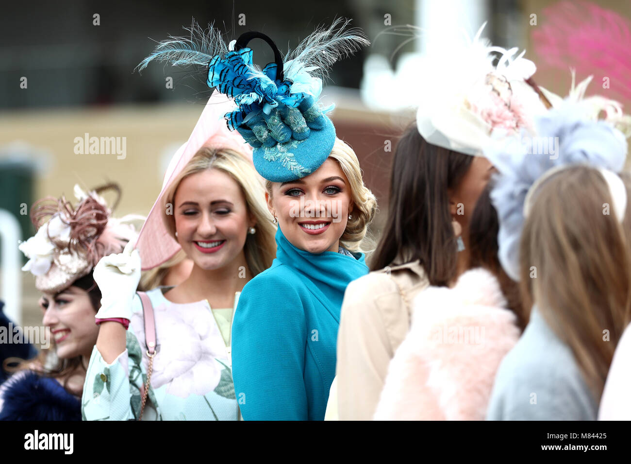 Miss England Stephanie Hill (Mitte) während Meine Damen Tag des Cheltenham Festivals 2018 in Cheltenham Racecourse. Stockfoto