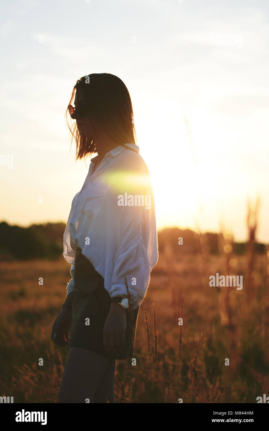 Mädchen und Sonnenuntergang Stockfoto