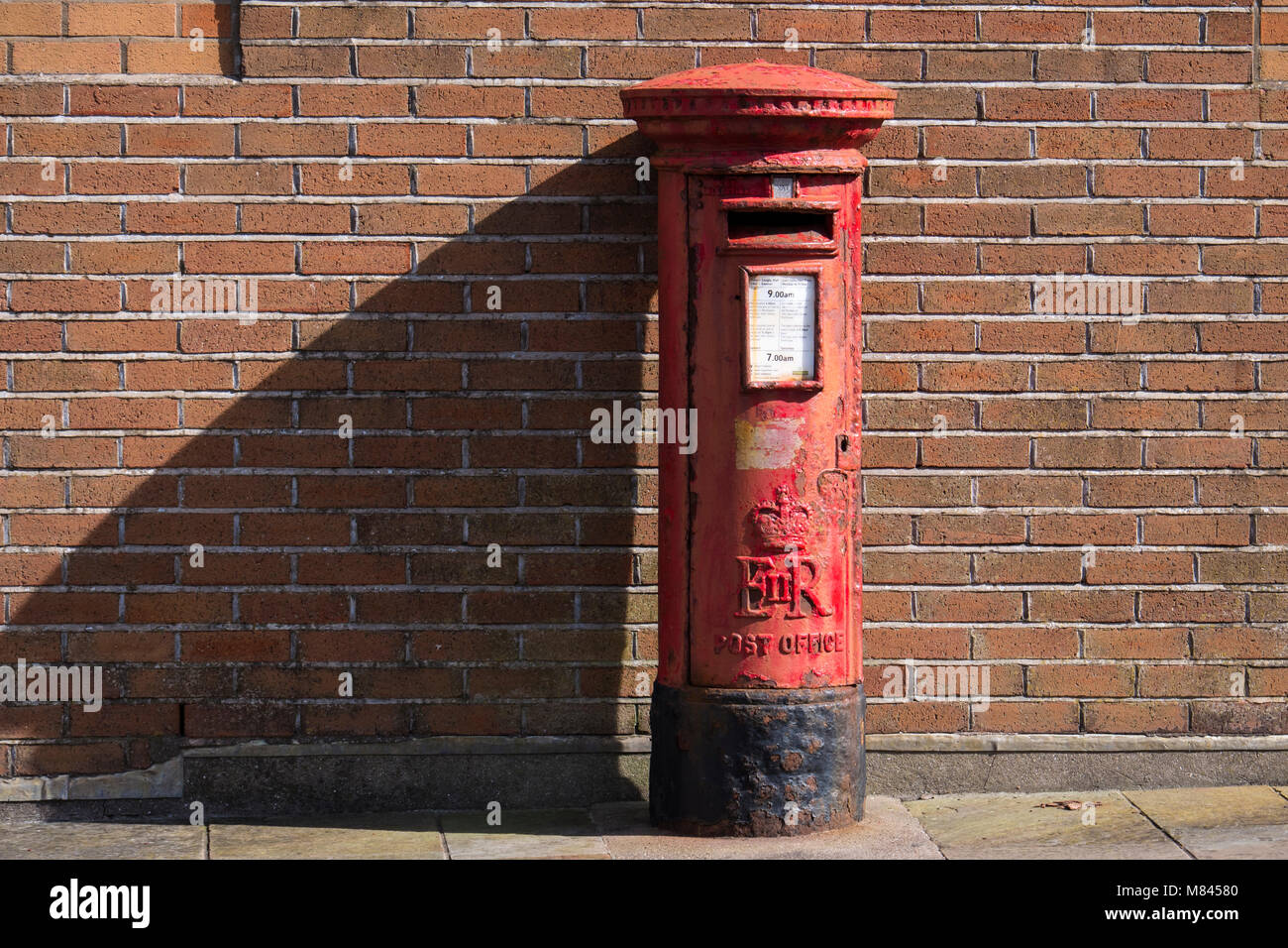 Verfallene Pillarbox letterbox Stockfoto