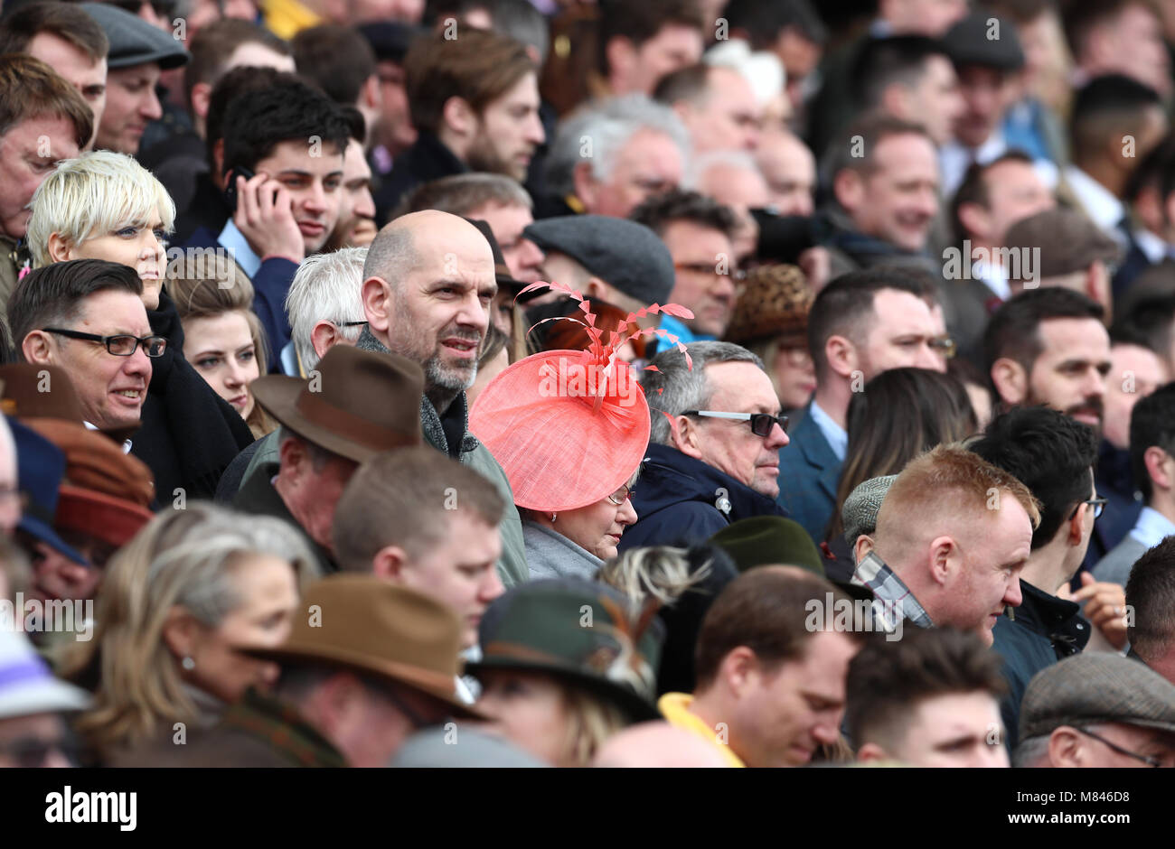 Racegoers während Damen Tag des Cheltenham Festivals 2018 in Cheltenham Racecourse. Stockfoto