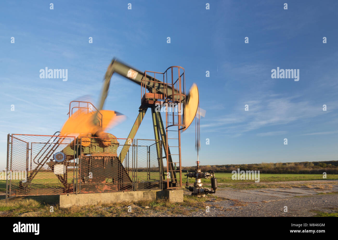 Aktive Ölpumpe Schuß am Ölfeld, Slawonien, Kroatien Stockfoto