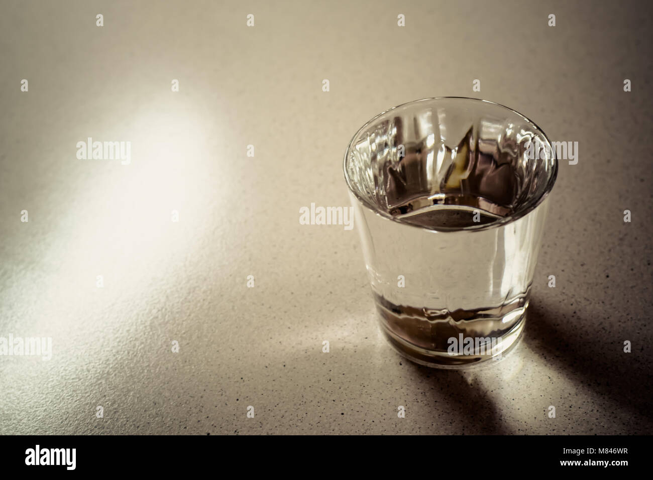Glas Wasser auf einen Tisch gefüllt Stockfoto