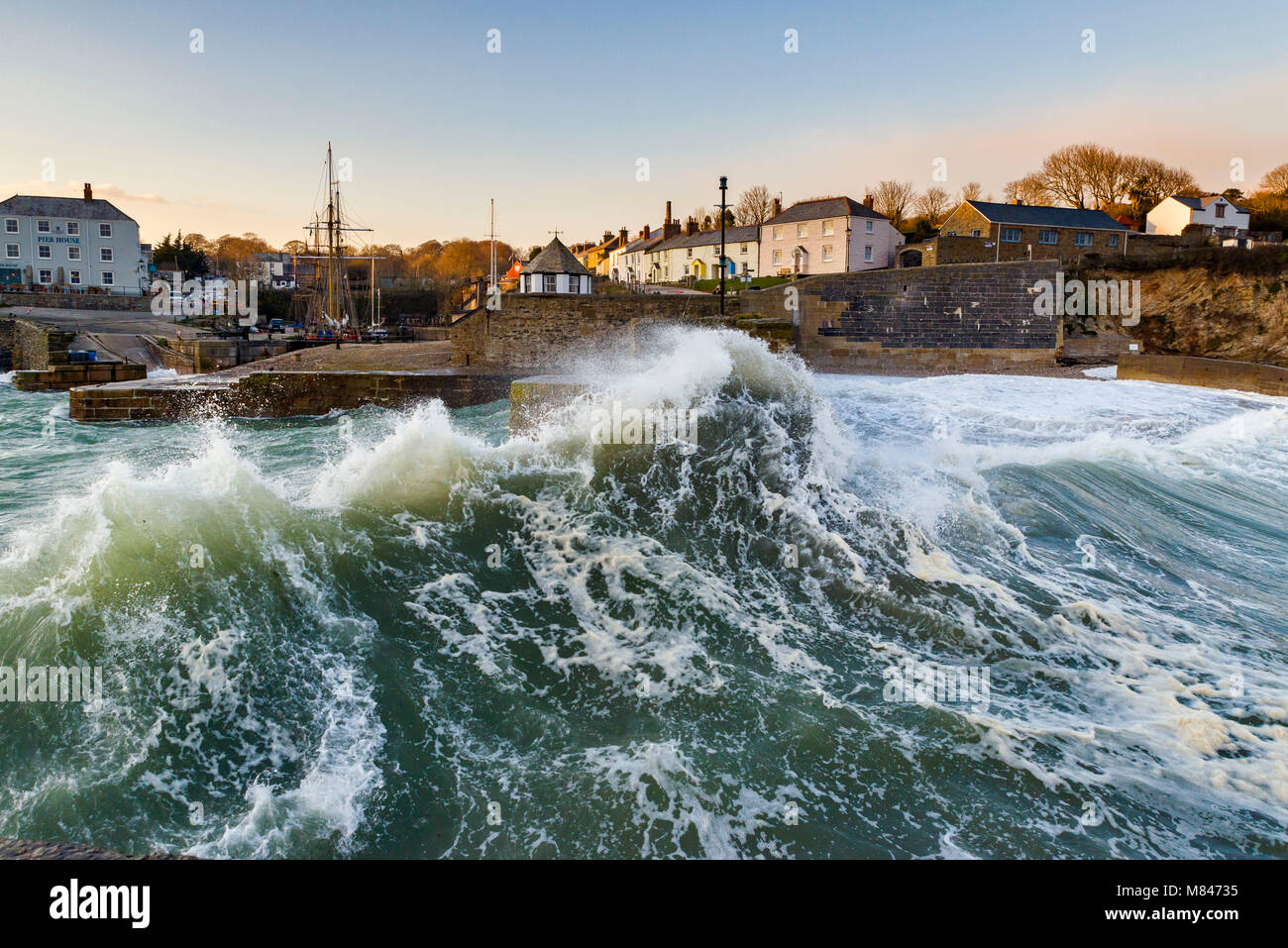 Riesige Wellen Zwerg den Hafen von Charlestown als Sturm Emma landfall macht. Sturm Emma brachte Deep Ocean swells sowie bei starkem Wind und Schnee. Stockfoto