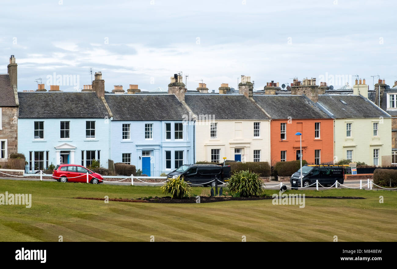 Reihe von bunten Häusern in North Berwick, East Lothian, Schottland, Vereinigtes Königreich Stockfoto