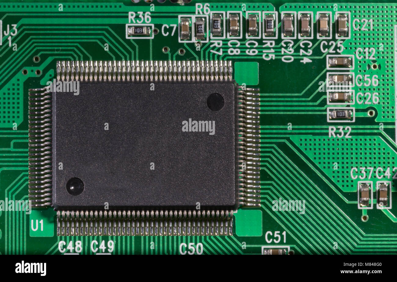 Makro Bild von elektronischen Schaltungen und Mikroprozessoren auf der grünen Platine. Stockfoto