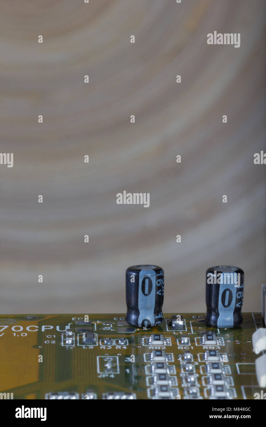 Makro Bild von elektronischen Schaltungen und Mikroprozessoren auf der grünen Platine. Stockfoto